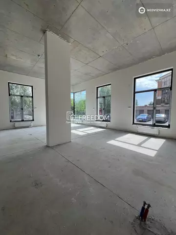 5-комнатная квартира, этаж 1 из 8, 236 м²