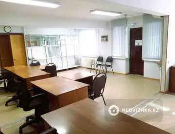 Офисное помещение, этаж 1 из 1, в жилом доме, 60 м²