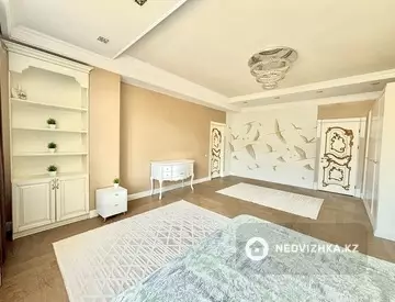 3-комнатная квартира, этаж 4 из 6, 175 м², на длительный срок