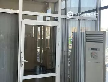 Офисное помещение, этаж 1 из 1, в бизнес-центре, 15 м²