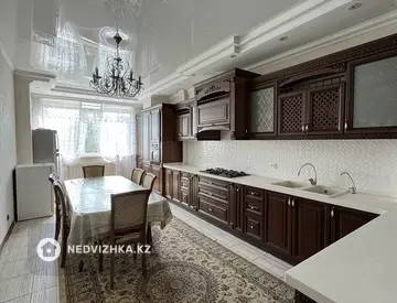 5-комнатная квартира, этаж 3 из 4, 205 м²