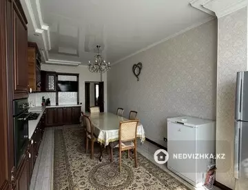 5-комнатная квартира, этаж 3 из 4, 205 м²