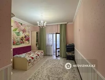 5-комнатная квартира, этаж 3 из 4, 205 м²