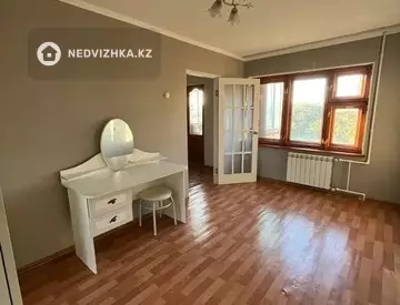 3-комнатная квартира, этаж 4 из 5, 60 м²