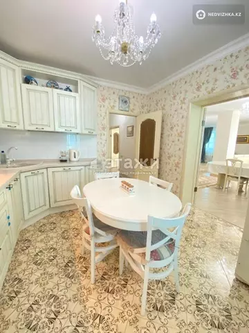 4-комнатная квартира, этаж 7 из 24, 159 м²