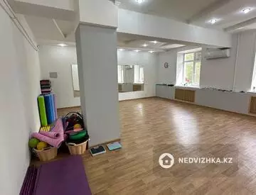 Офисное помещение, этаж 1 из 5, в жилом доме, 79 м²