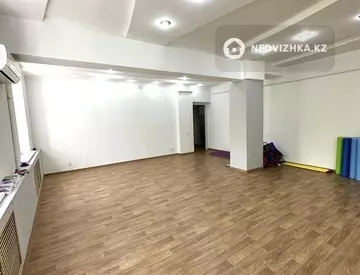 Офисное помещение, этаж 1 из 5, в жилом доме, 79 м²