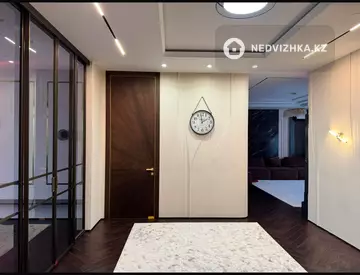 4-комнатная квартира, этаж 8 из 8, 190 м²
