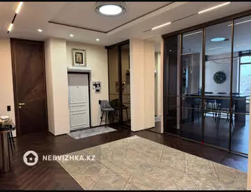 4-комнатная квартира, этаж 8 из 8, 190 м²