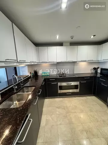 3-комнатная квартира, этаж 10 из 25, 135 м², на длительный срок