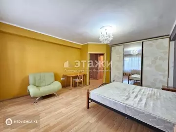 3-комнатная квартира, этаж 3 из 5, 90 м², на длительный срок