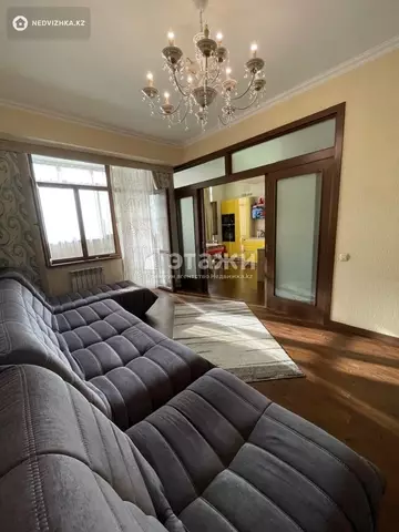3-комнатная квартира, этаж 12 из 14, 70 м², на длительный срок