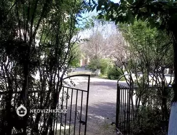 Офисное помещение, этаж 1 из 3, в жилом доме, 83 м²