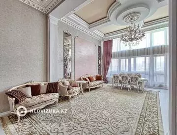 4-комнатная квартира, этаж 9 из 10, 220 м²
