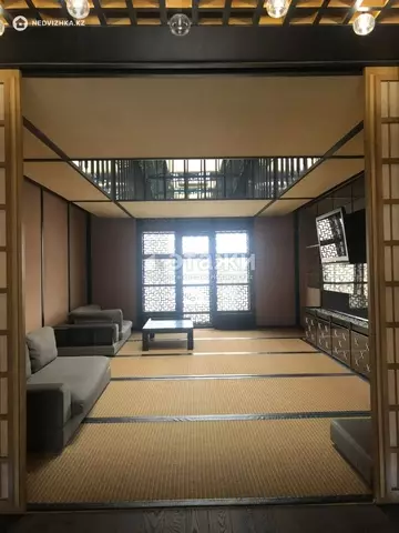 3-комнатная квартира, этаж 4 из 4, 160 м², на длительный срок