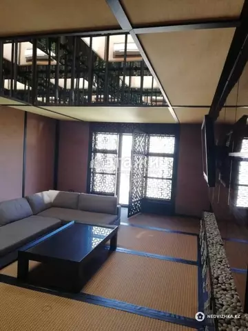 3-комнатная квартира, этаж 4 из 4, 160 м², на длительный срок
