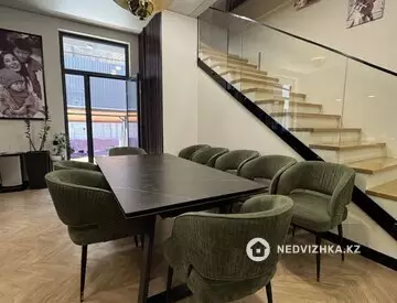 5-комнатная квартира, этаж 1 из 3, 230 м²