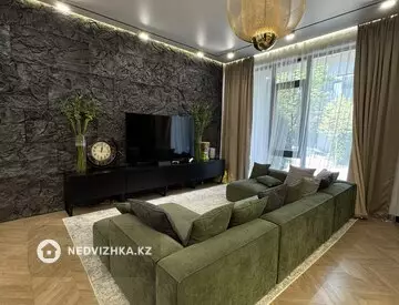 5-комнатная квартира, этаж 1 из 3, 230 м²