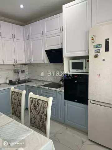 3-комнатная квартира, этаж 11 из 12, 82 м², на длительный срок
