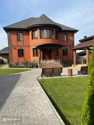 7-комнатный дом, 10 соток, 585 м²