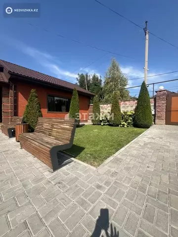7-комнатный дом, 10 соток, 585 м²