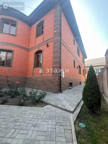 7-комнатный дом, 10 соток, 585 м²