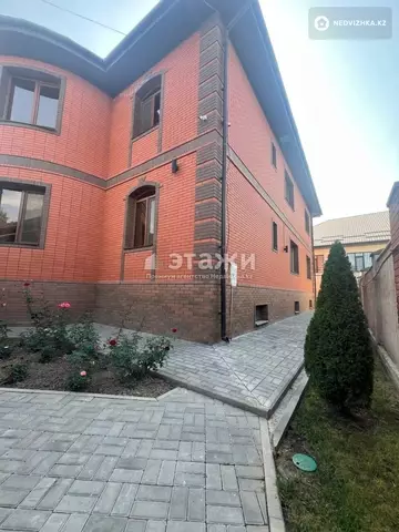 7-комнатный дом, 10 соток, 585 м²