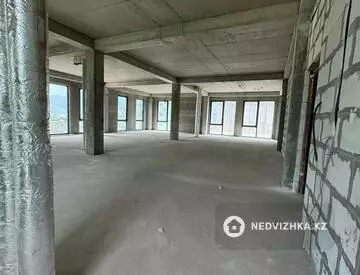 5-комнатная квартира, этаж 3 из 3, 219 м²