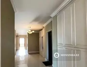 15-комнатная квартира, этаж 18 из 22, 370 м²