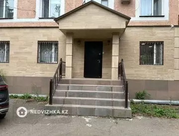 Офисное помещение, этаж 1 из 5, в жилом доме, 85 м²