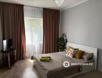 1-комнатная квартира, этаж 4 из 5, 38 м², посуточно