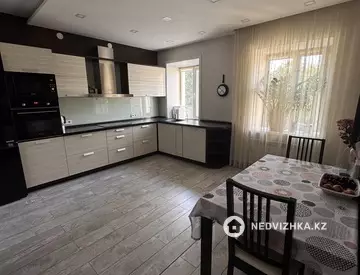 4-комнатная квартира, этаж 3 из 3, 130 м², на длительный срок