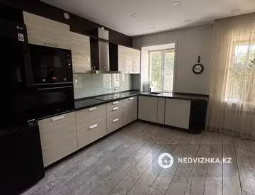 4-комнатная квартира, этаж 3 из 3, 130 м², на длительный срок