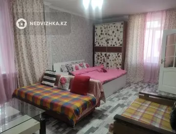 1-комнатная квартира, этаж 2 из 3, 45 м², посуточно