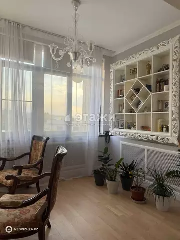 4-комнатная квартира, этаж 4 из 5, 210 м²
