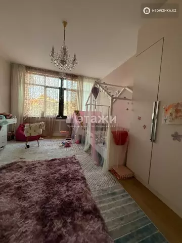 4-комнатная квартира, этаж 4 из 5, 210 м²