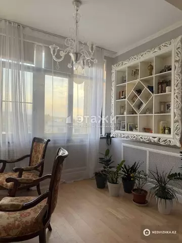 4-комнатная квартира, этаж 4 из 5, 210 м²