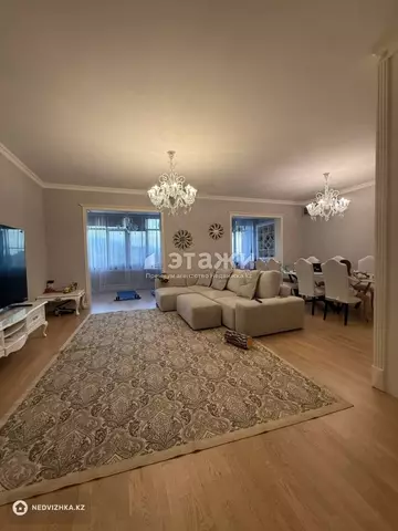 4-комнатная квартира, этаж 4 из 5, 210 м²
