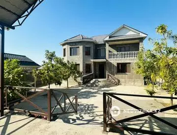 9-комнатный дом, 8 соток, 380 м², на длительный срок