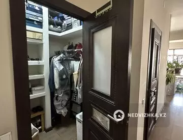 5-комнатная квартира, этаж 13 из 12, 295 м²