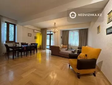 4-комнатная квартира, этаж 4 из 6, 182 м², на длительный срок