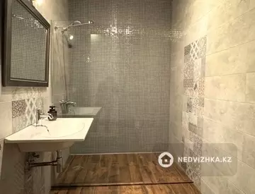 4-комнатная квартира, этаж 4 из 6, 182 м², на длительный срок