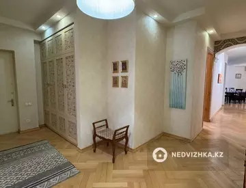 4-комнатная квартира, этаж 4 из 6, 182 м², на длительный срок