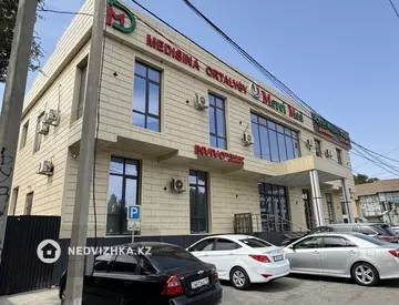 Здание, 3 этажа, 667 м²