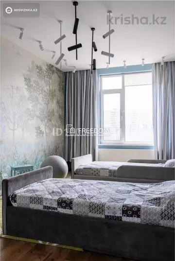 4-комнатная квартира, этаж 5 из 12, 136 м²