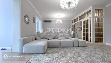 4-комнатная квартира, этаж 4 из 5, 210 м²