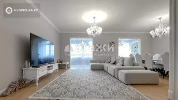 4-комнатная квартира, этаж 4 из 5, 210 м²