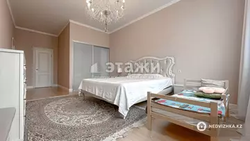 4-комнатная квартира, этаж 4 из 5, 210 м²