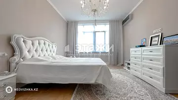 4-комнатная квартира, этаж 4 из 5, 210 м²