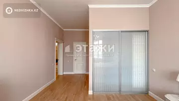 4-комнатная квартира, этаж 4 из 5, 210 м²